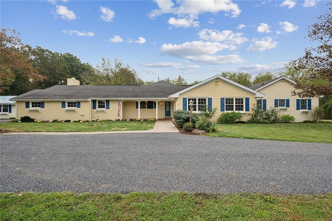 2 Deerfield Ln Indiana, PA 15701 - Thumbnail 2