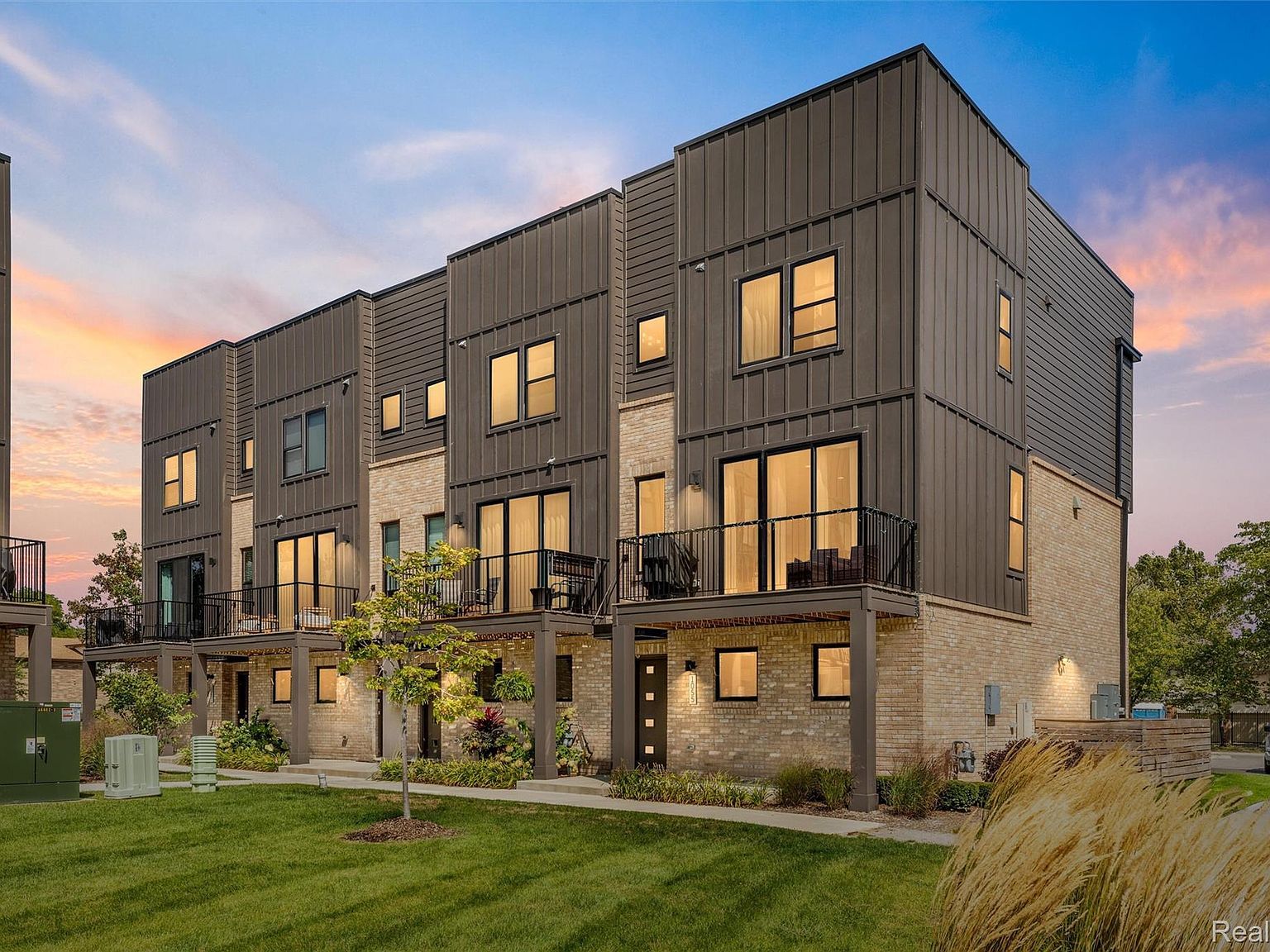 1055 Hampton Cir Detroit, MI 48207 - Thumbnail 2