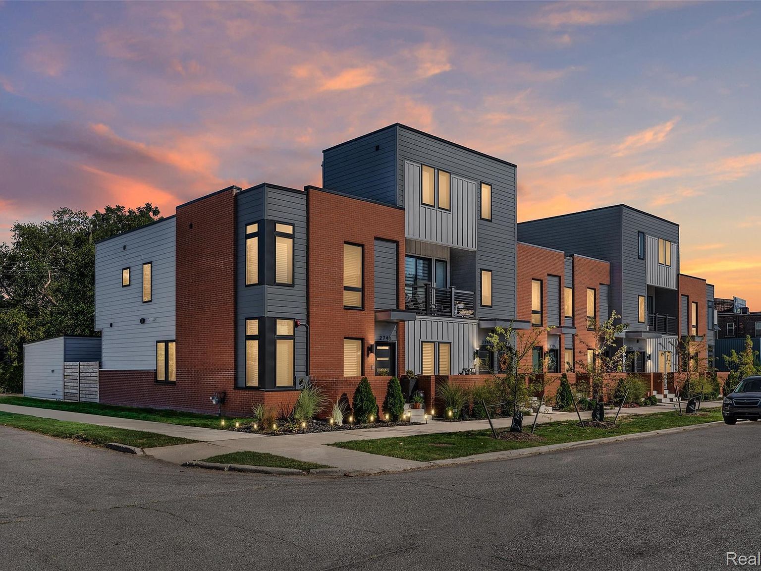 2736 Harrison St Detroit, MI 48216 - Thumbnail 2