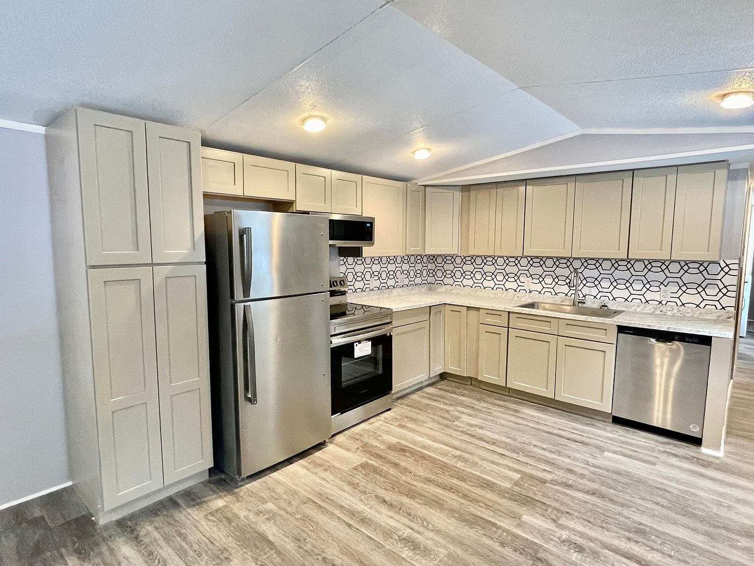 16 Gary Way Plattsburgh, NY 12901 - Thumbnail 2