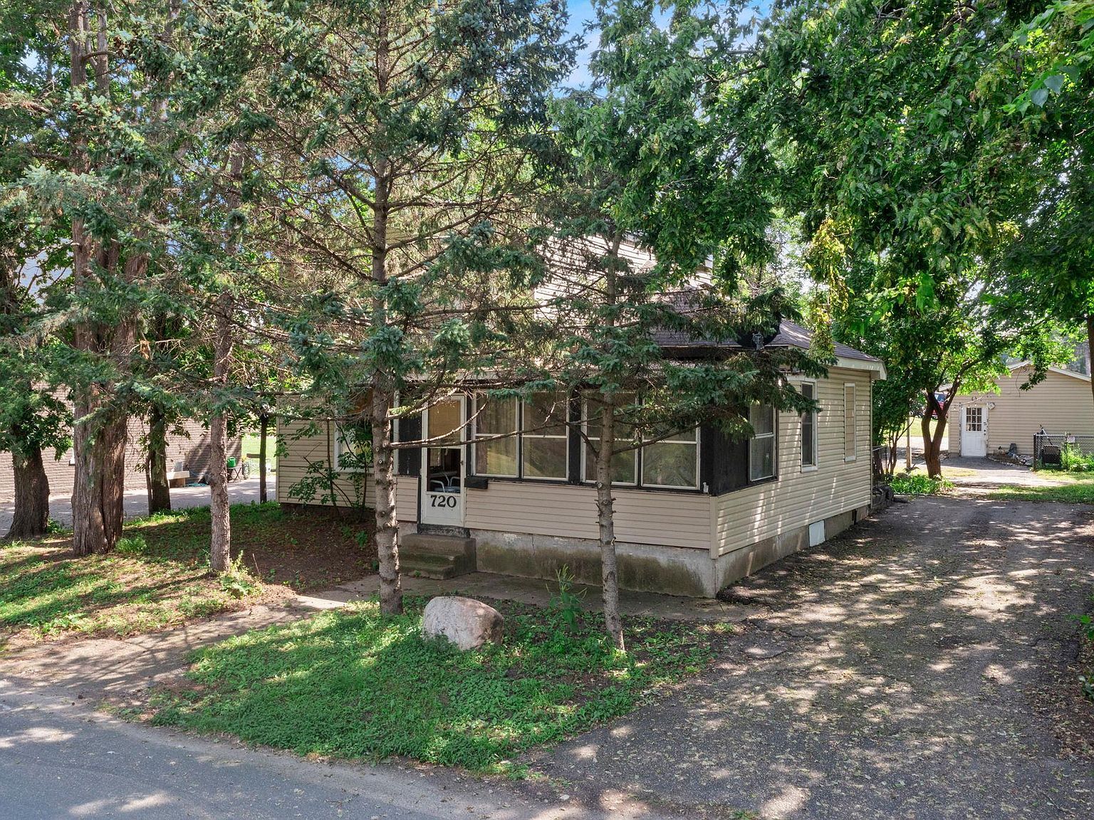 720 Bluff Ave E Shakopee, MN 55379 - Thumbnail 2