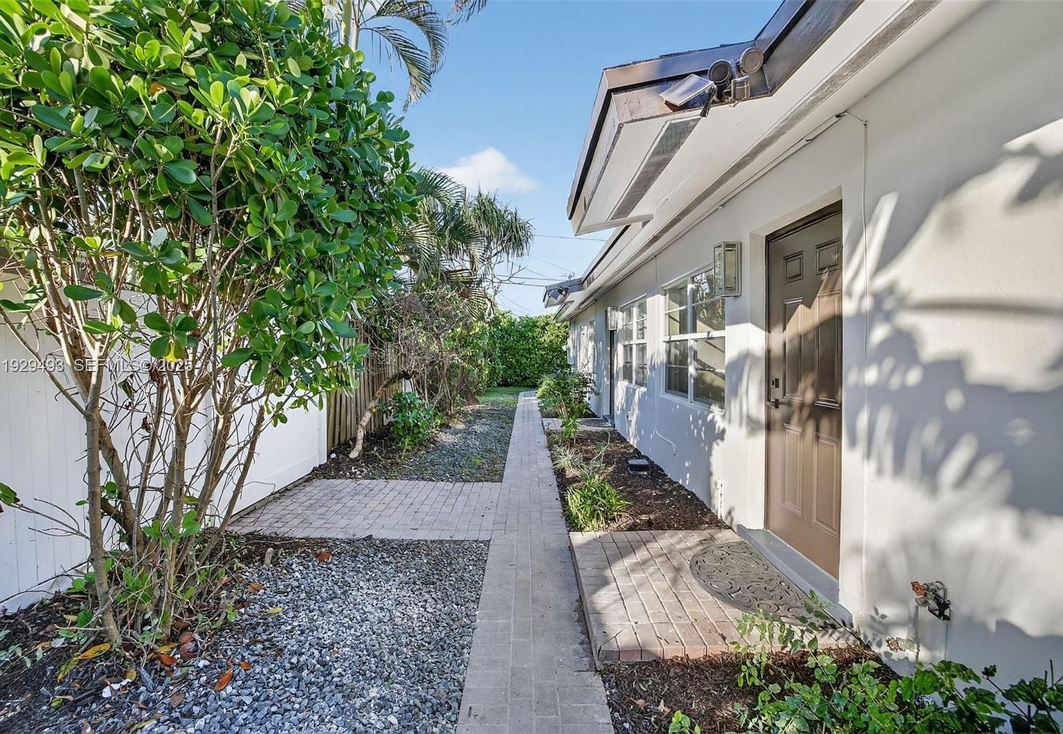 1015 NE 17th Ct Fort Lauderdale, FL 33305 - Thumbnail 2