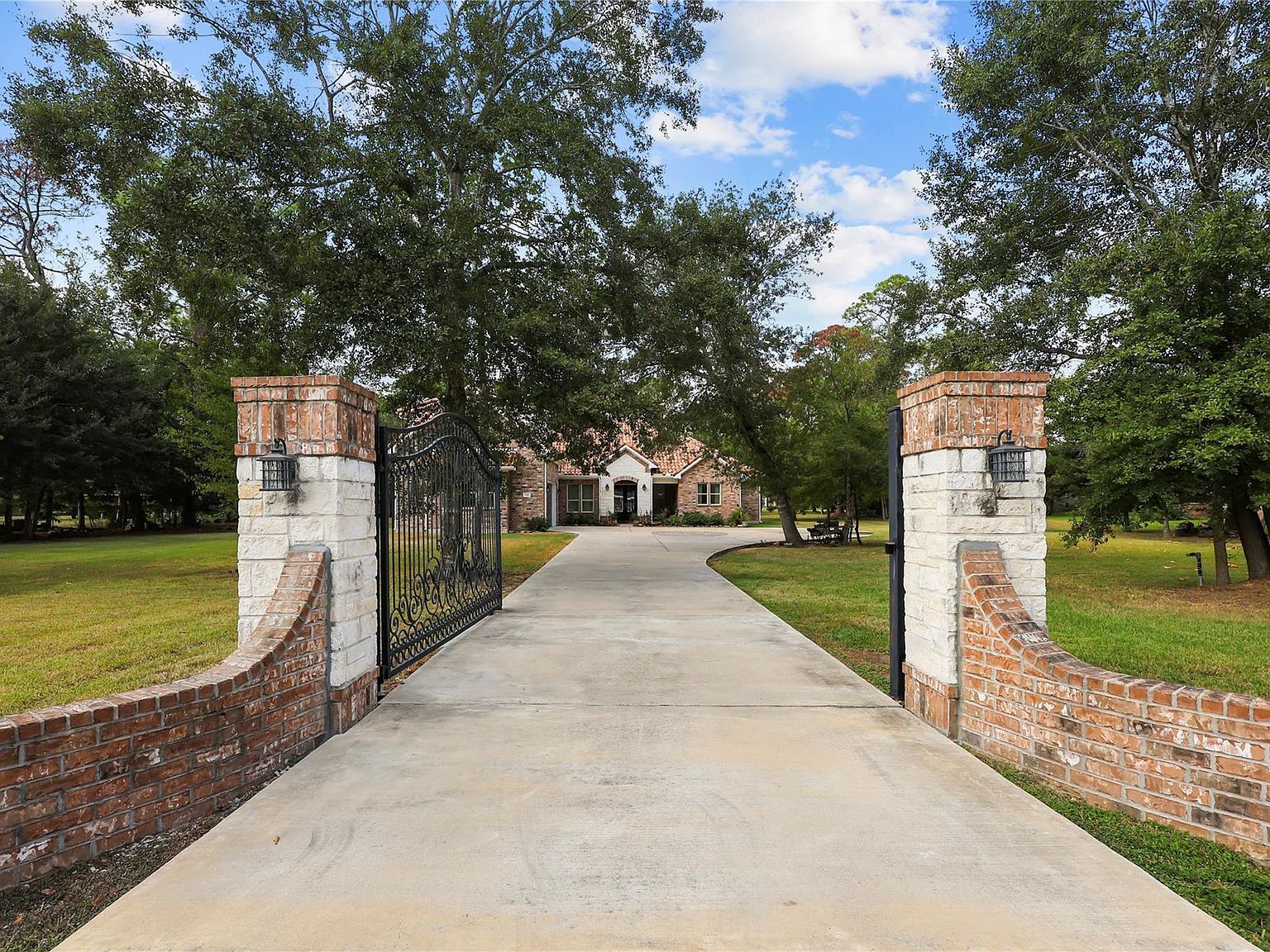 1216 S Hill St Alvin, TX 77511 - Thumbnail 2