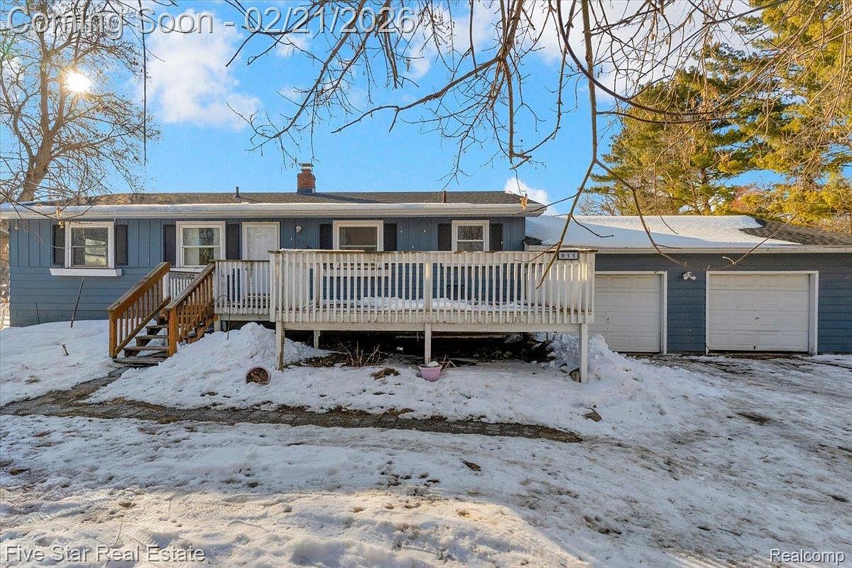 911 S Duck Lake Rd Milford, MI 48381 - Thumbnail 2