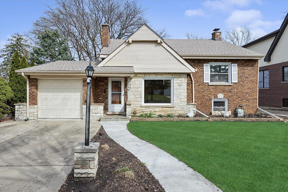 1249 Highridge Pkwy Westchester, IL 60154  | Single Family