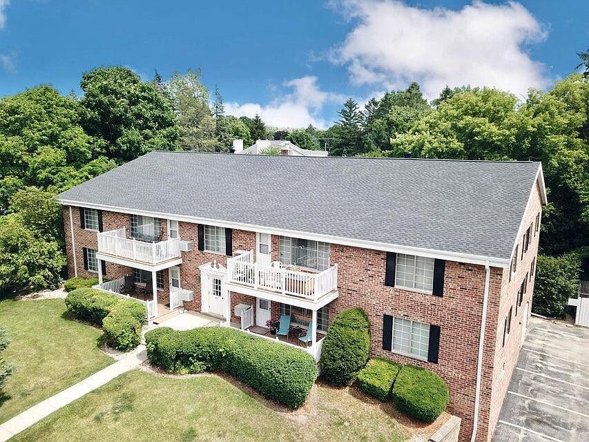 149 Linden Ln APT 2 Mequon, WI 53092 - Thumbnail 2