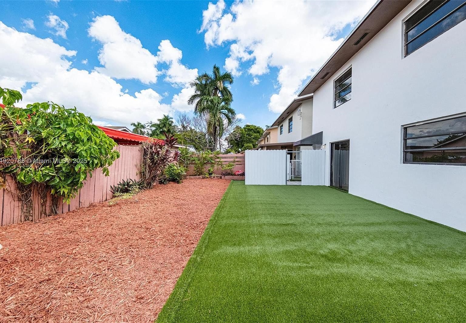 1281 W 42nd St Hialeah, FL 33012 - Thumbnail 2