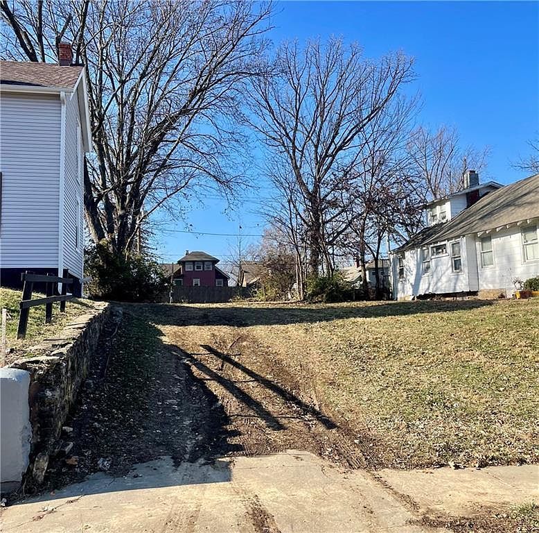 5422 Virginia Ave Kansas City, MO 64110 - Thumbnail 2