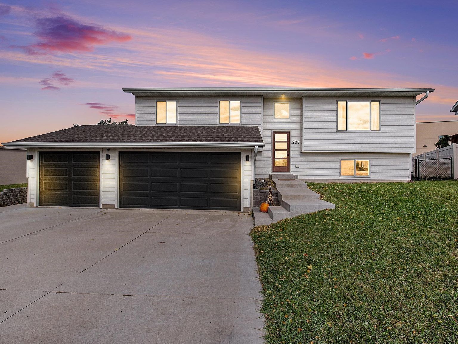 208 Cole Dr Yankton, SD 57078 - Thumbnail 2