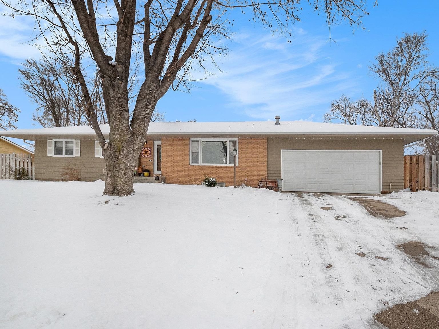 2010 Ross St Yankton, SD 57078 - Thumbnail 2