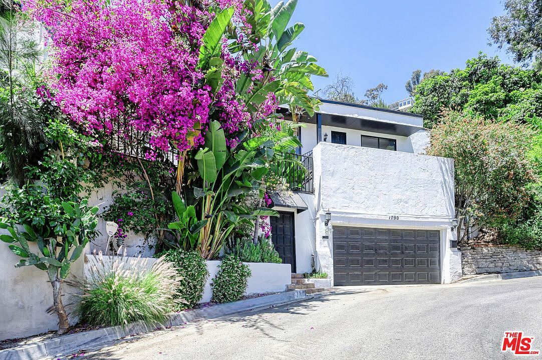 1790 Viewmont Dr Los Angeles, CA 90069 - Thumbnail 2