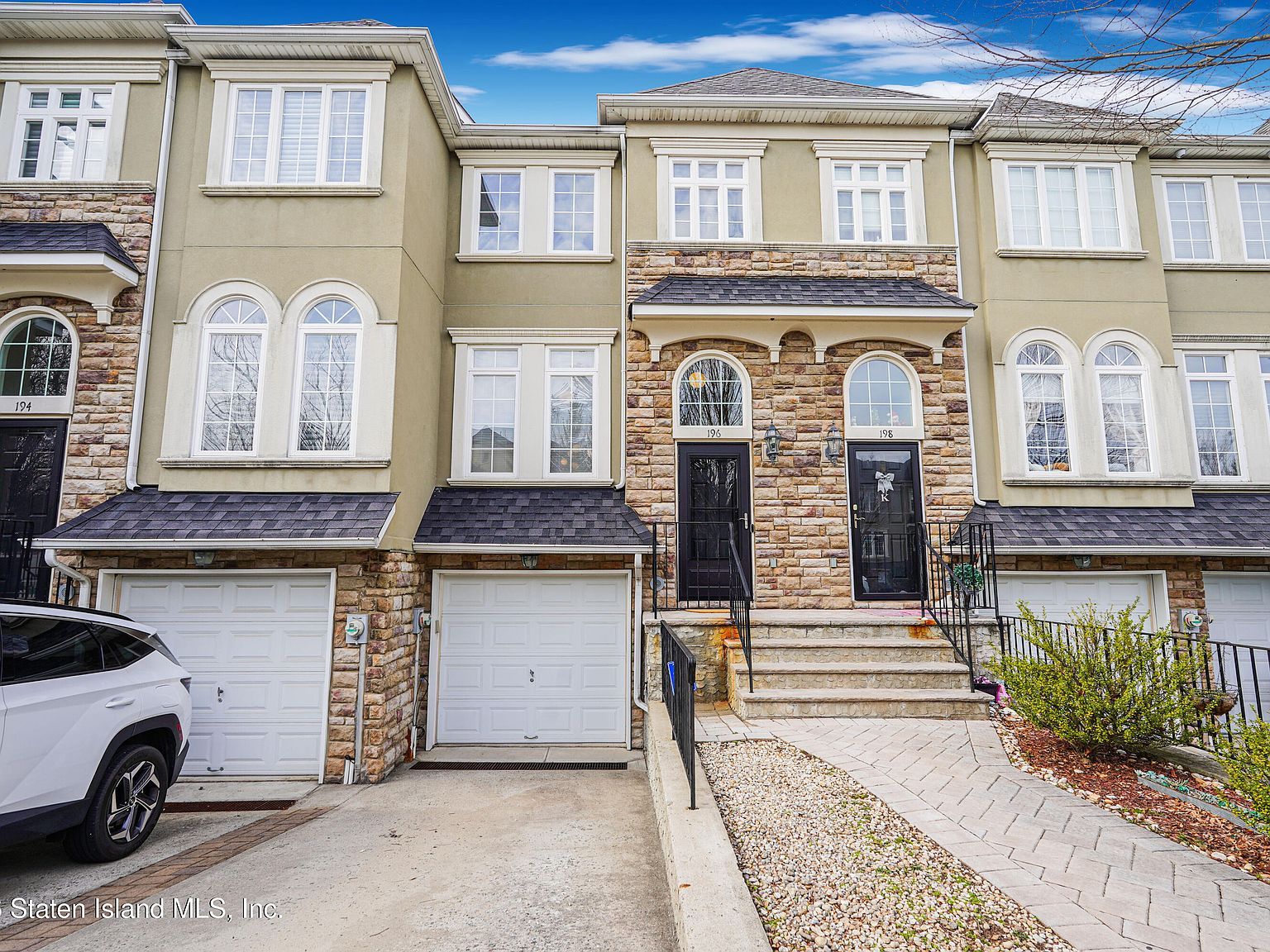 196 Presentation Cir Staten Island, NY 10312 - Thumbnail 2