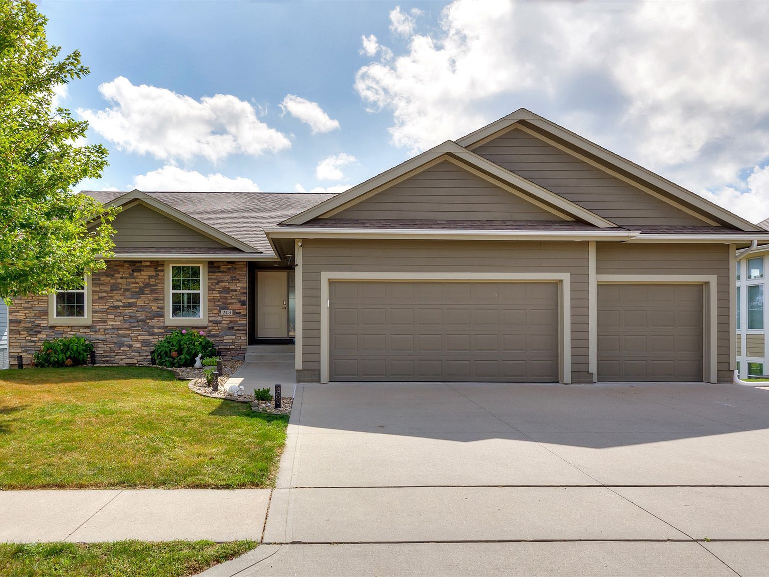 213 SW Carriage Dr Ankeny, IA 50023 - Thumbnail 2