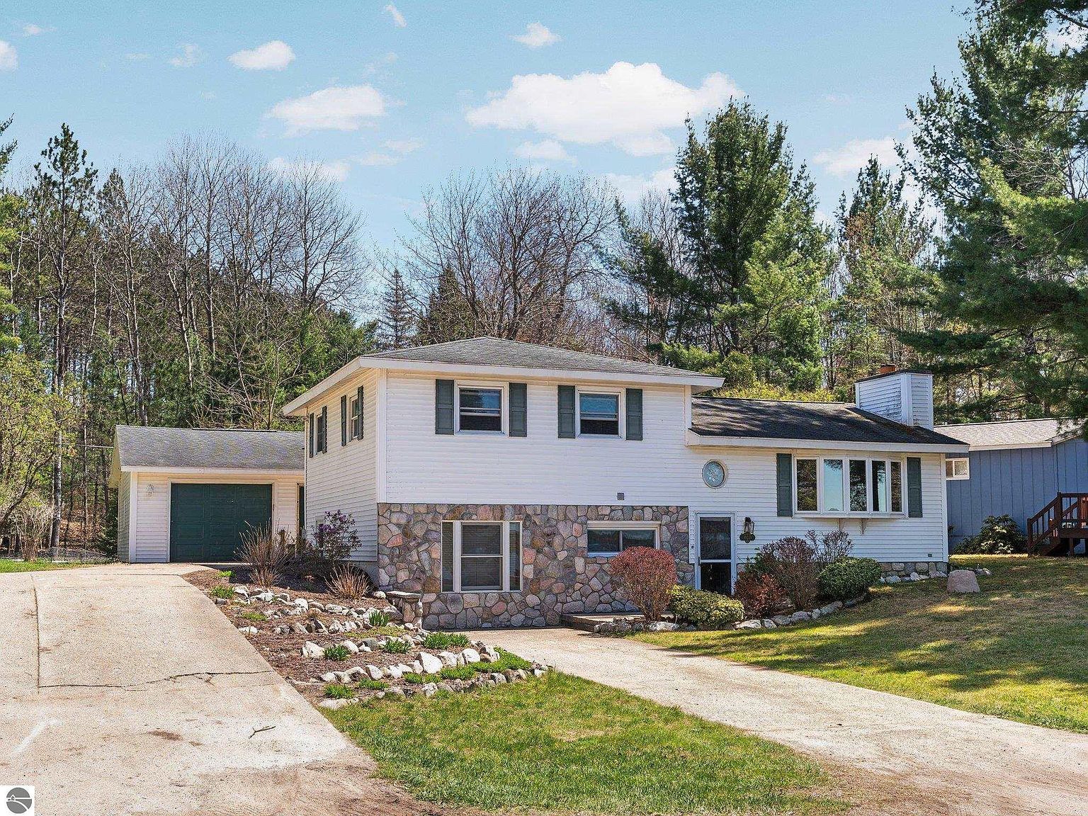 10239 Grand Kal Rd SW Fife Lake, MI 49633 - Thumbnail 2