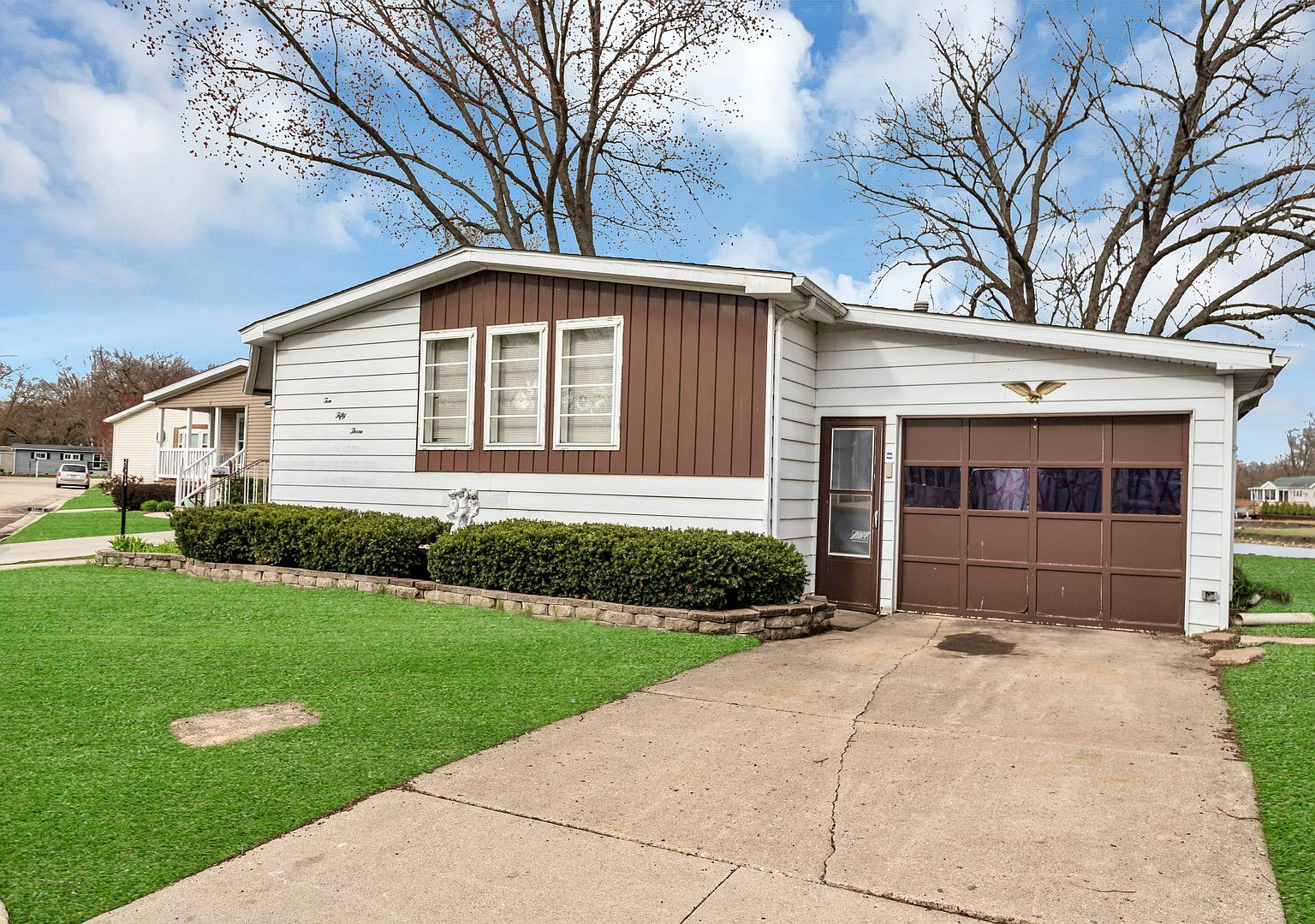 1053 Lakeview Rd Elgin, IL 60123 - Thumbnail 2