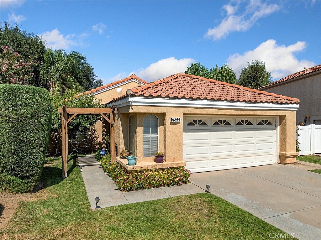 7527 Homestead Ln Highland, CA 92346 - Thumbnail 2
