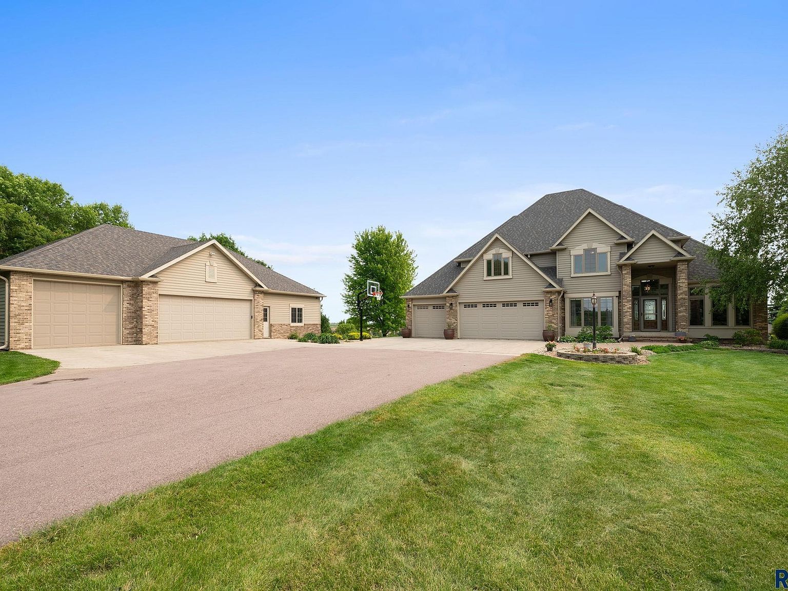 809 W 3rd St Dell Rapids, SD 57022 - Thumbnail 2