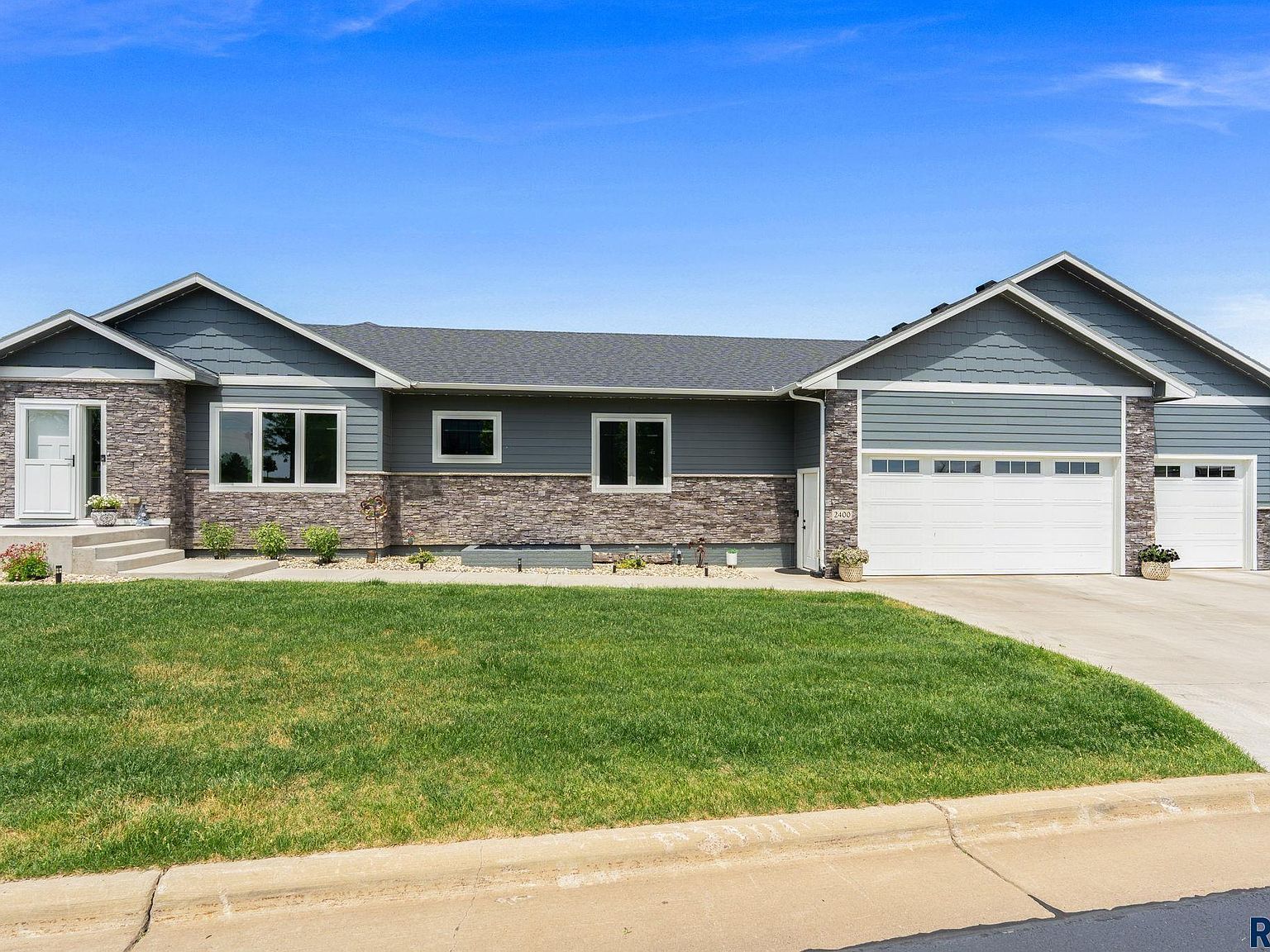 2400 W Trevi Pl Sioux Falls, SD 57108, 57108