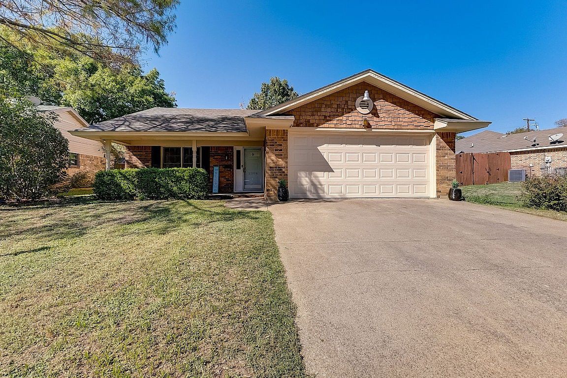 2304 Emily Dr Fort Worth, TX 76112 - Thumbnail 2
