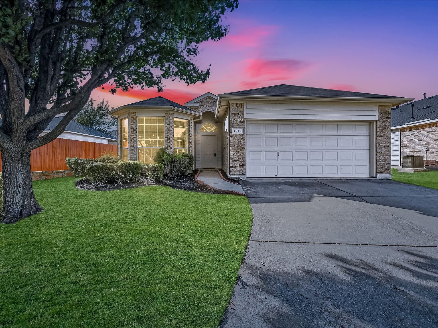 1016 Fairweather Dr Fort Worth, TX 76120 - Thumbnail 2