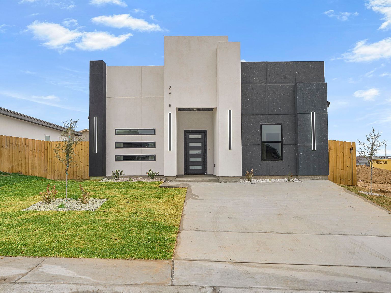 2918 Coventry Dr Laredo, TX 78046 - Thumbnail 2