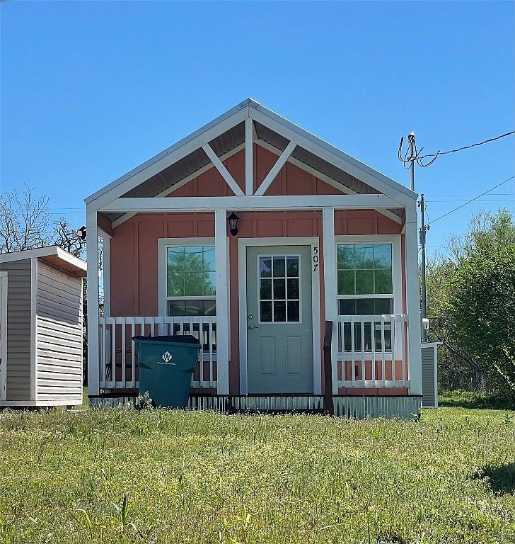 507 Ussery St Bowie, TX 76230 - Thumbnail 2