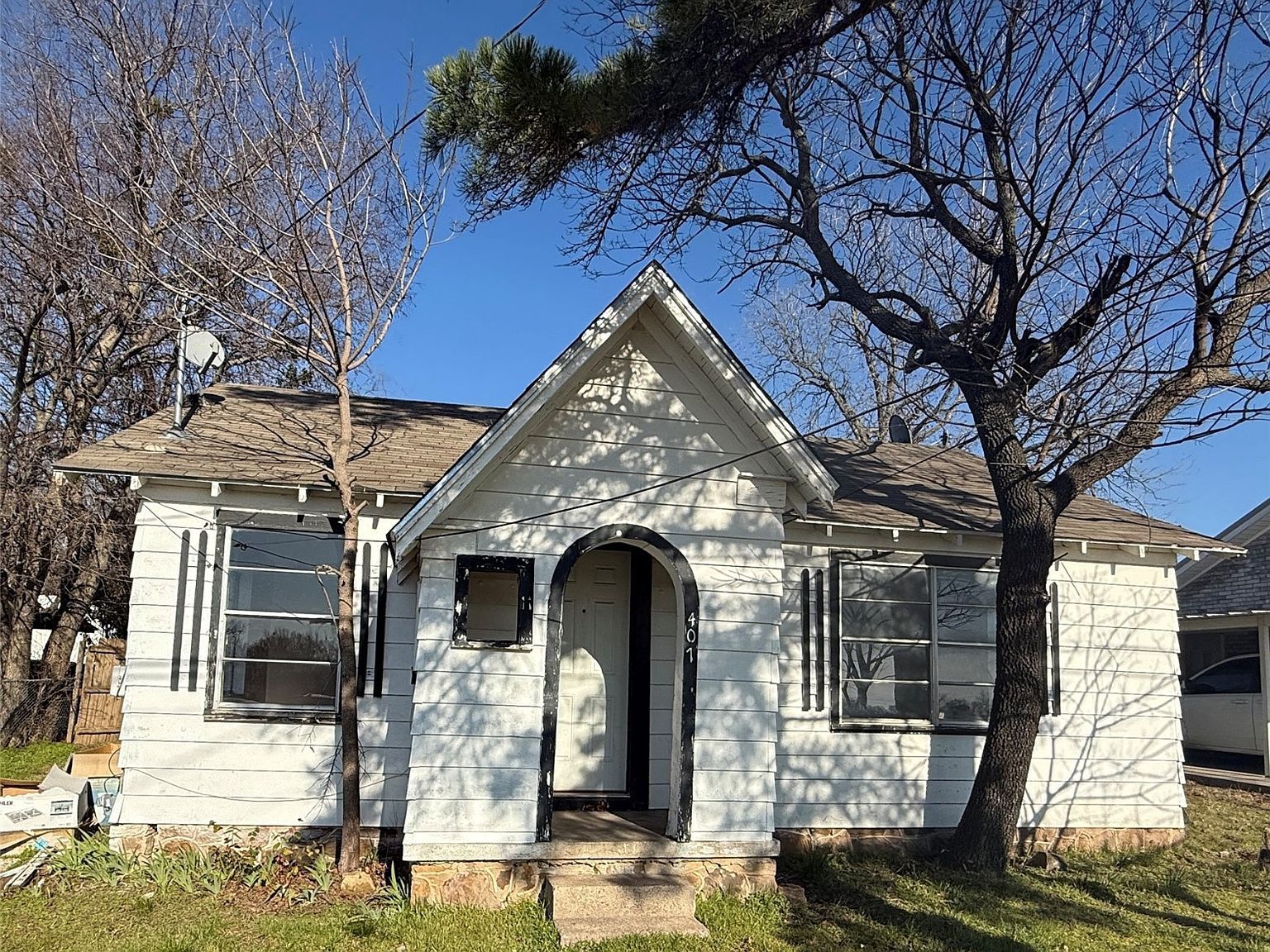 407 Decatur St Bowie, TX 76230 - Thumbnail 2