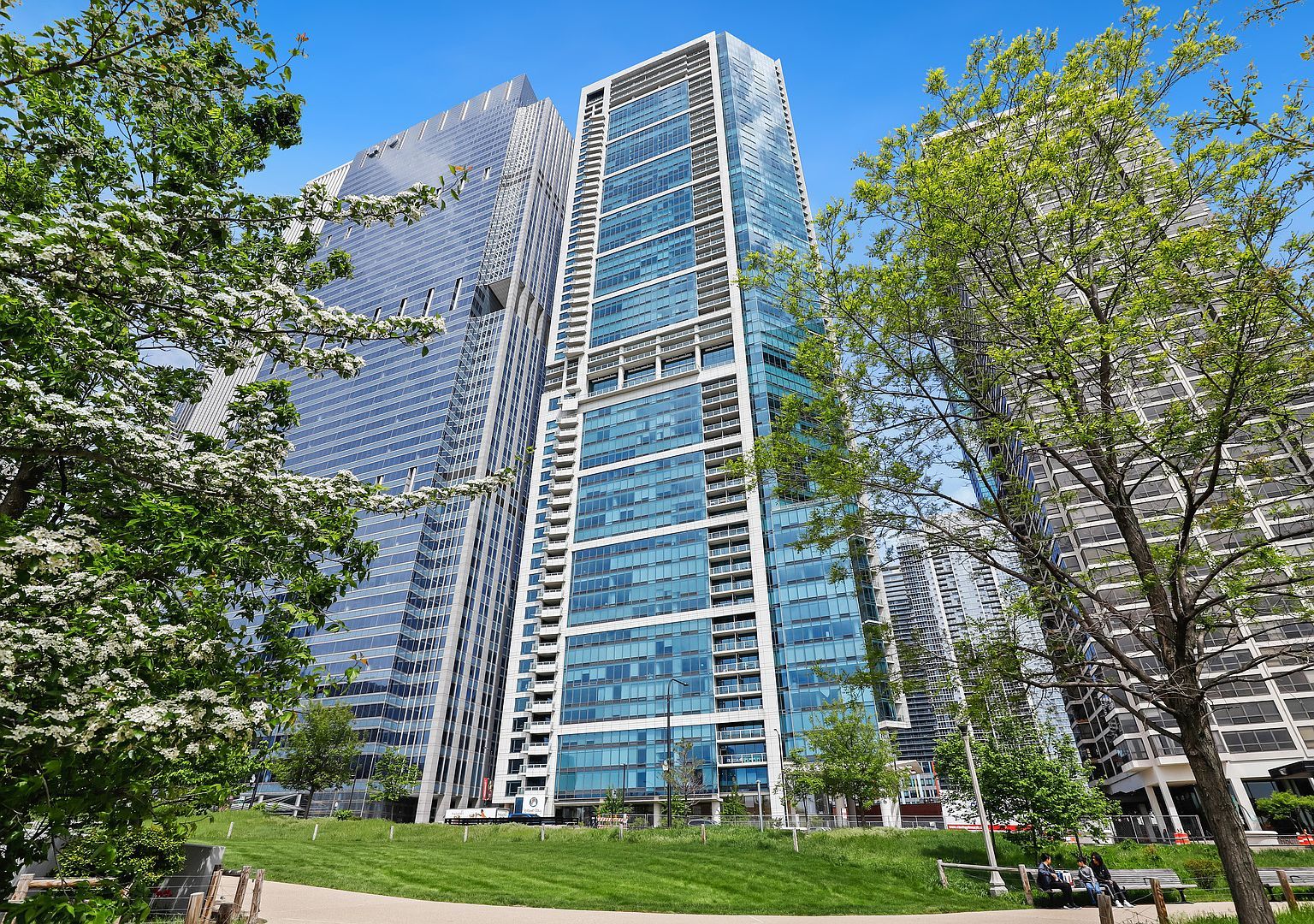 340 E Randolph St APT 302 Chicago, IL 60601 - Thumbnail 2