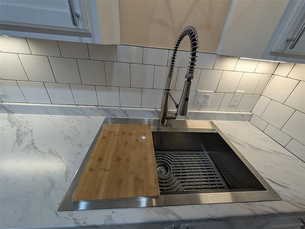 320 Laredo St Lockhart, TX 78644 - Thumbnail 2