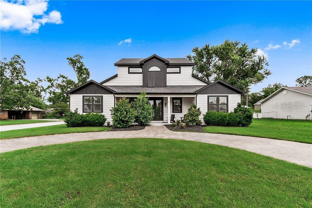 212 NW G St Bentonville, AR 72712 - Thumbnail 2