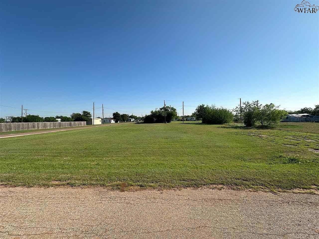 903 E Bryan Ave Electra, TX 76360 - Thumbnail 2