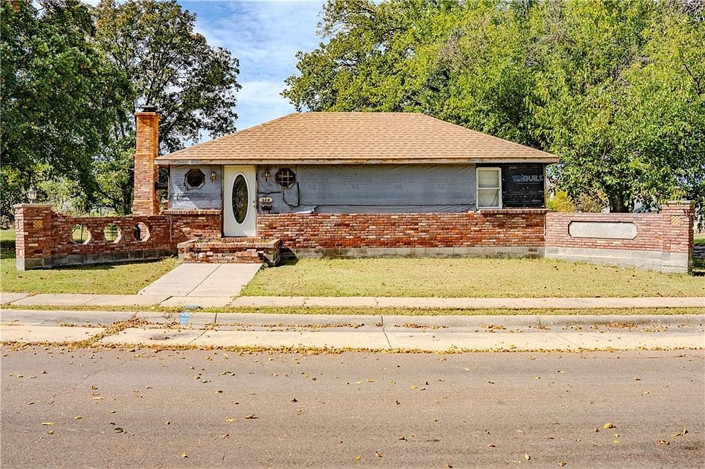 634 N Oak St Iola, KS 66749 - Thumbnail 2