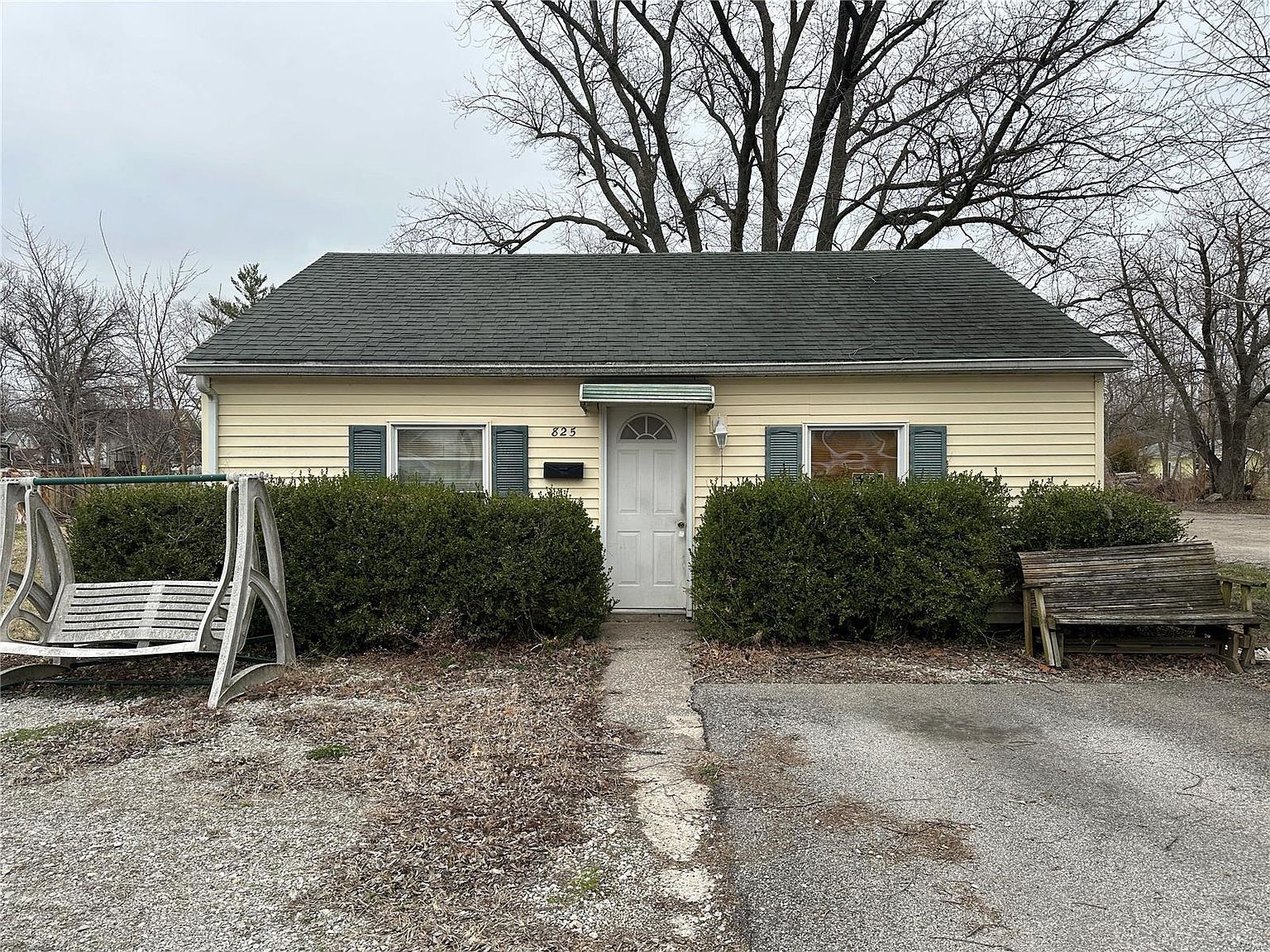 825 N High St Carlinville, IL 62626 - Thumbnail 2