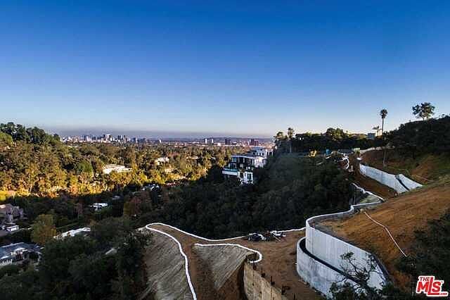 1862 Mango Way Los Angeles, CA 90049 - Thumbnail 2