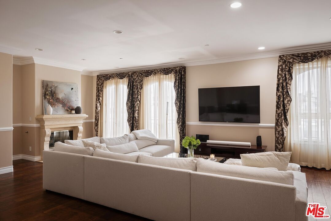 132 S Crescent Dr APT 403 Beverly Hills, CA 90212 - Thumbnail 2