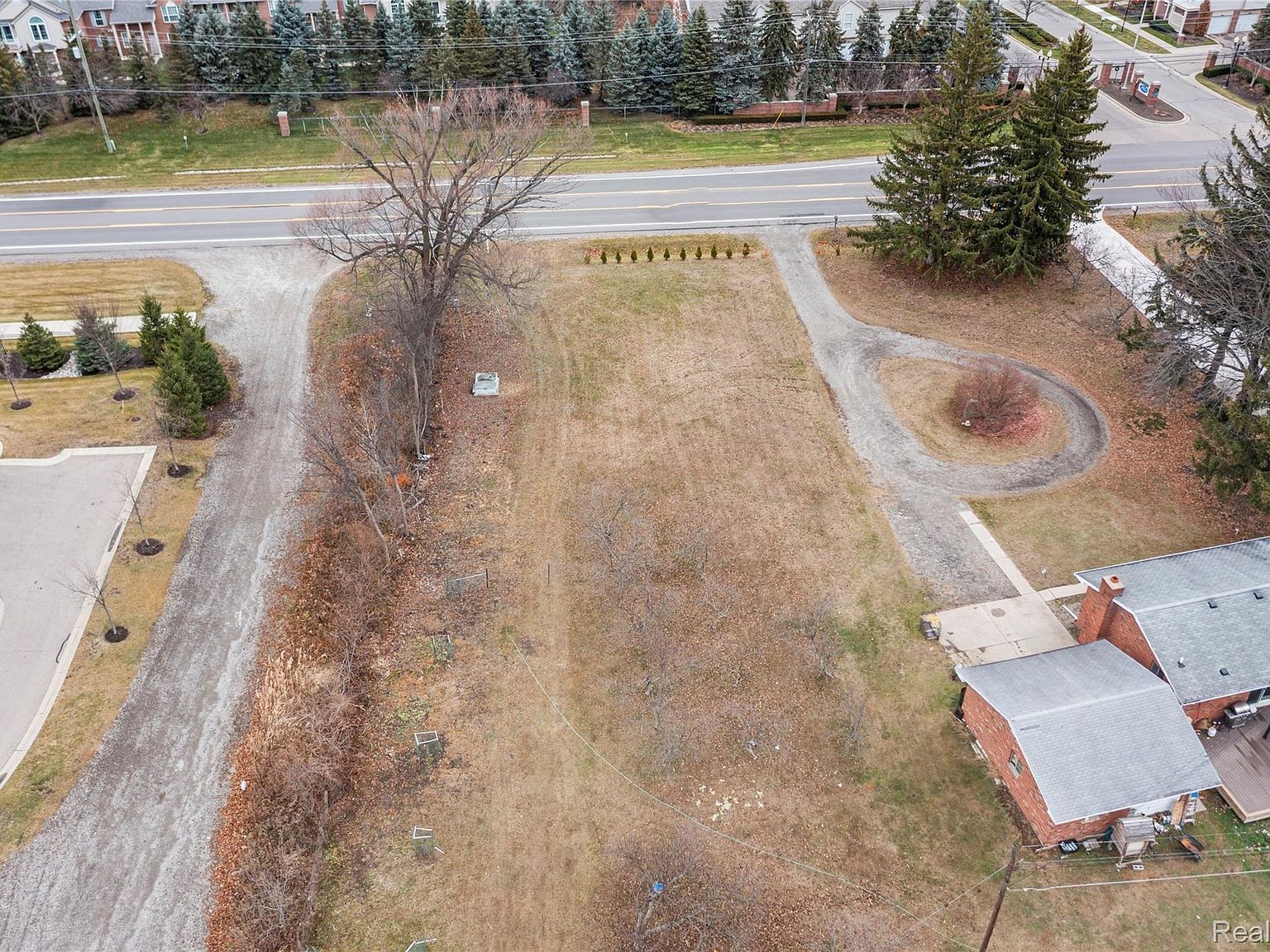 2041 W Maple Rd Walled Lake, MI 48390 - Thumbnail 2