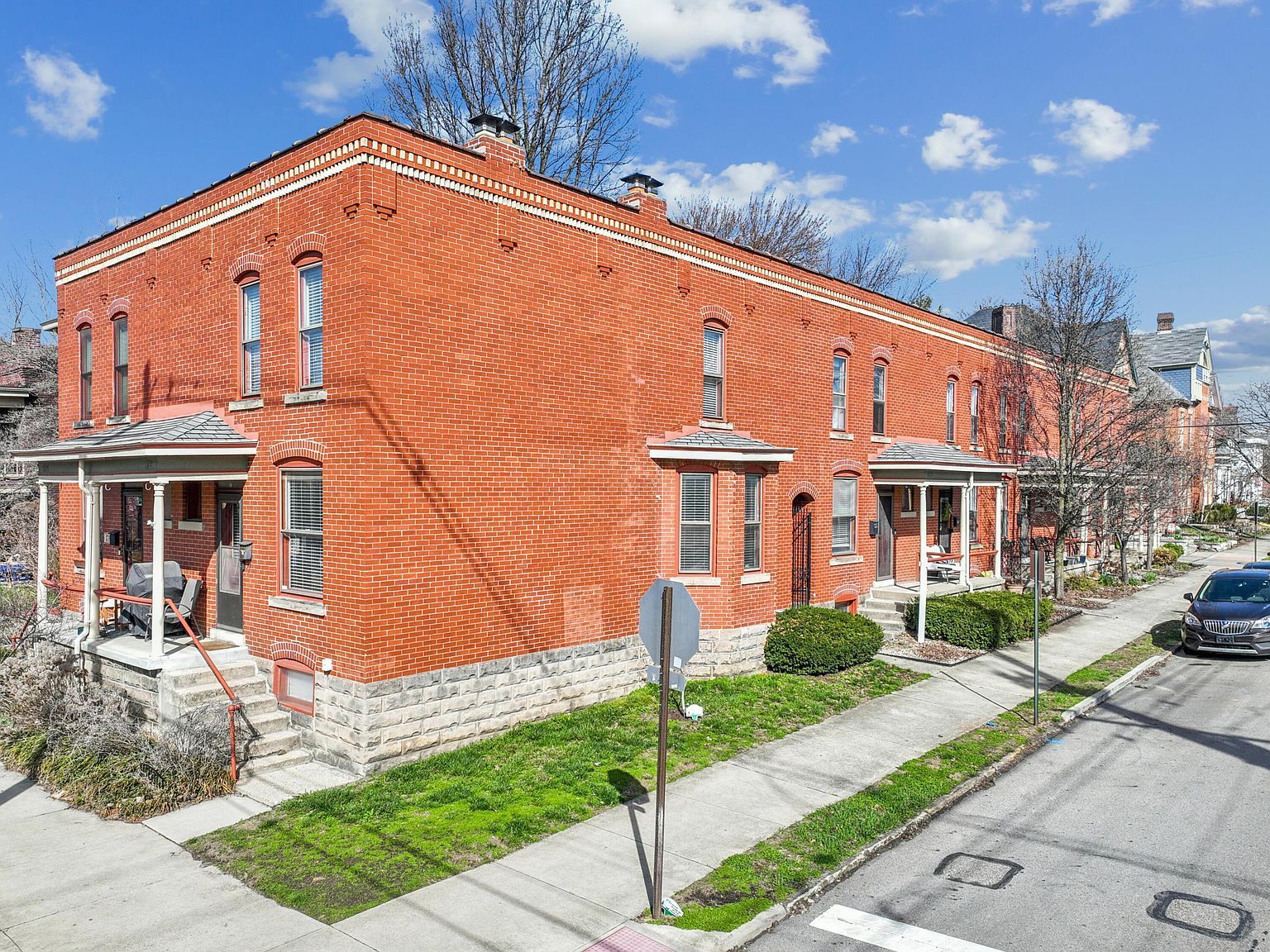 915 Dennison Ave Columbus, OH 43201 - Thumbnail 2