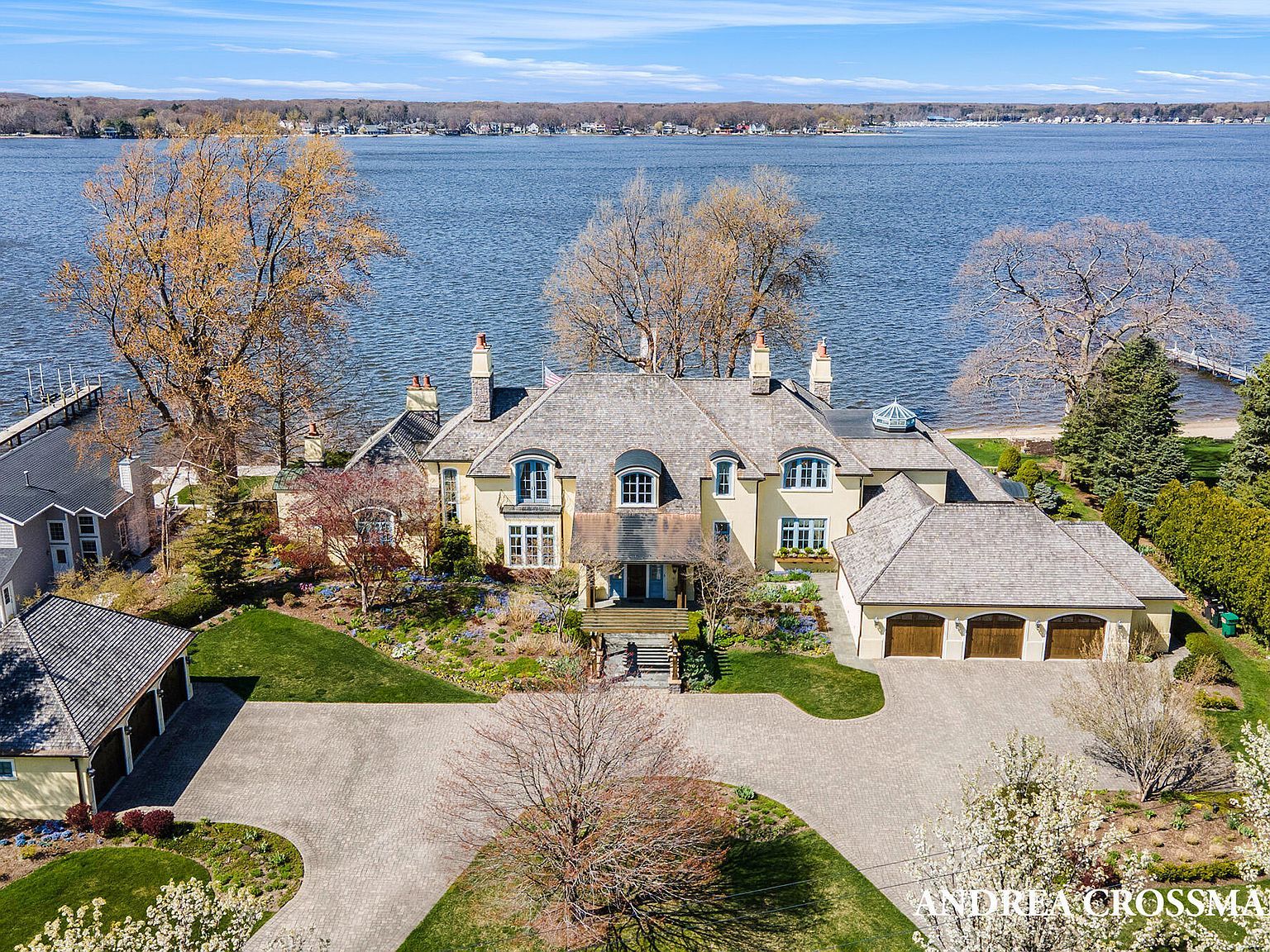 1933 S Shore Dr Holland, MI 49423 - Thumbnail 2