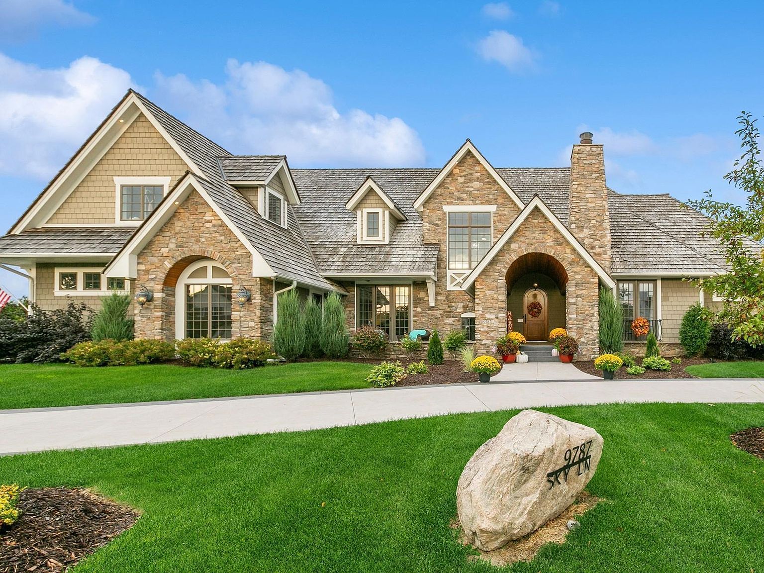 9787 Sky Ln Eden Prairie, MN 55347 - Thumbnail 2