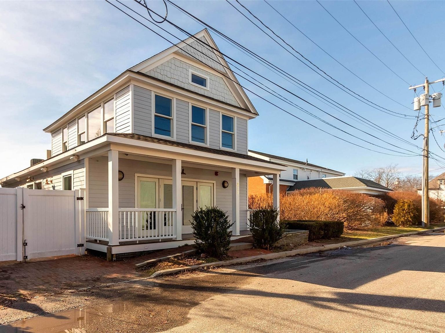 211 Carpenter St Greenport, NY 11944 - Thumbnail 2