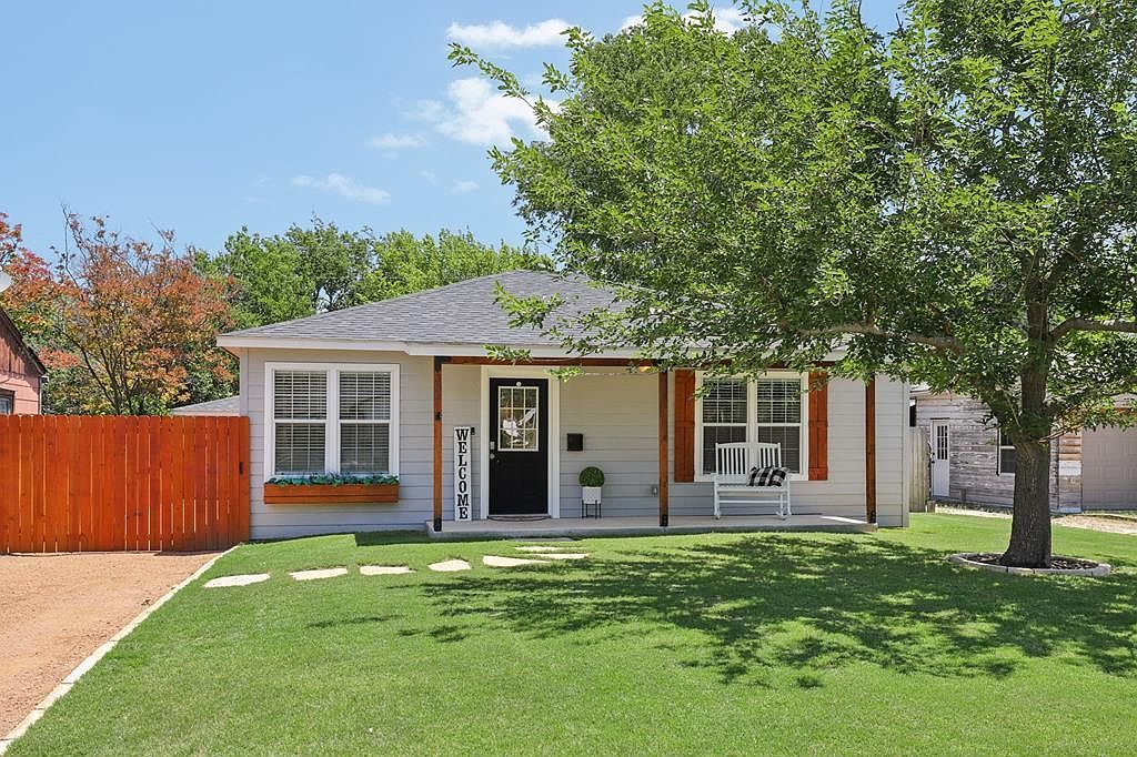 334 W Main St Kerrville, TX 78028 - Thumbnail 2