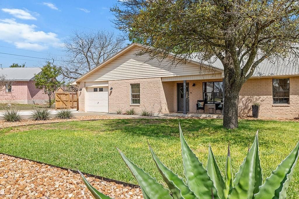 116 Henrietta Ct Fredericksburg, TX 78624 - Thumbnail 2