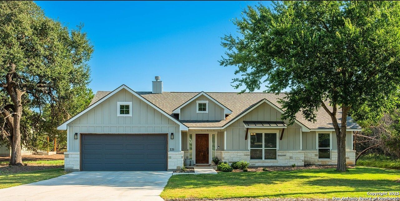 221 Deerwood Cir Bandera, TX 78003 - Thumbnail 2