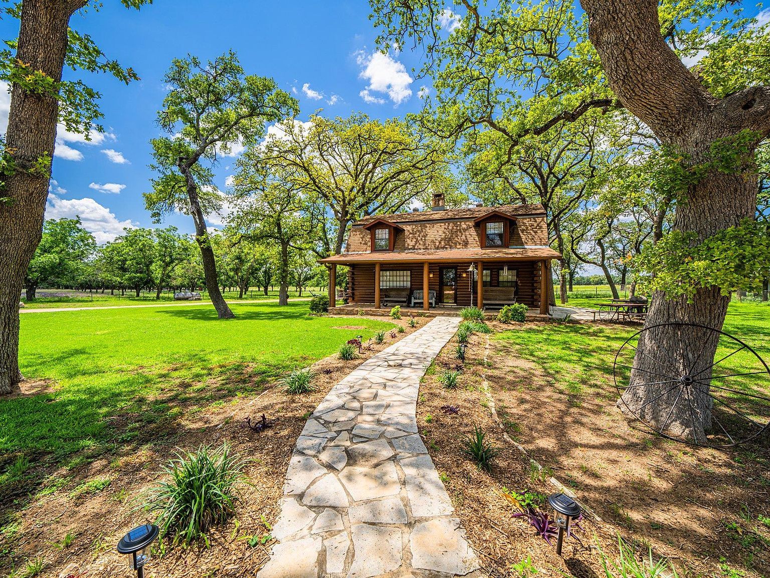 283 Hallford Ln Fredericksburg, TX 78624 - Thumbnail 2
