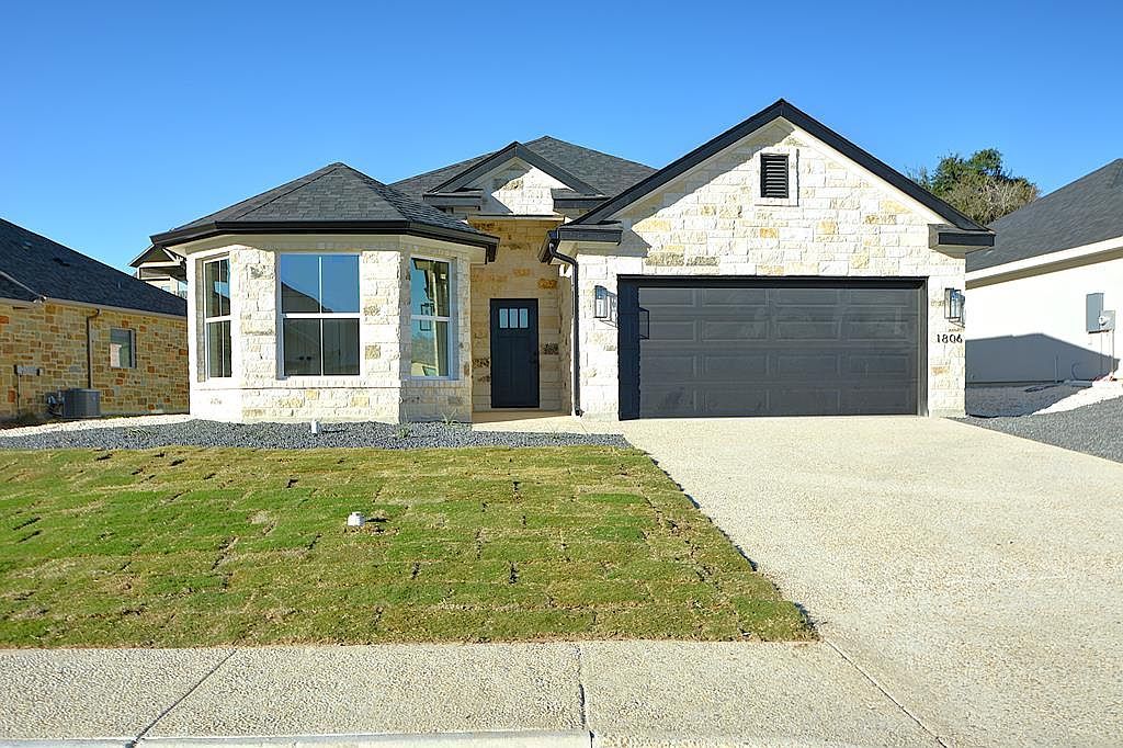 1806 Chateau Ln Kerrville, TX 78028 - Thumbnail 2