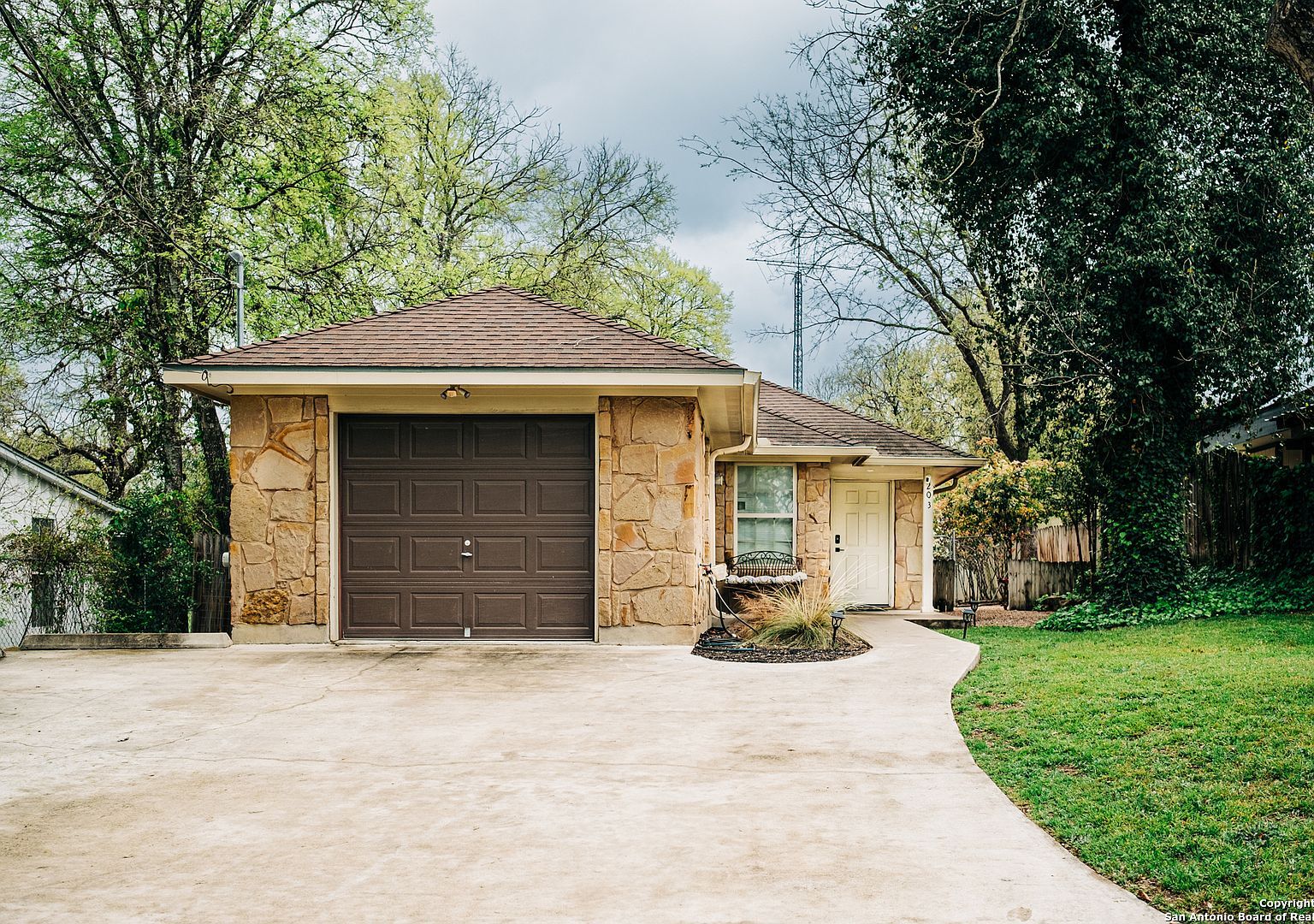 203 S Creek St Fredericksburg, TX 78624 - Thumbnail 2