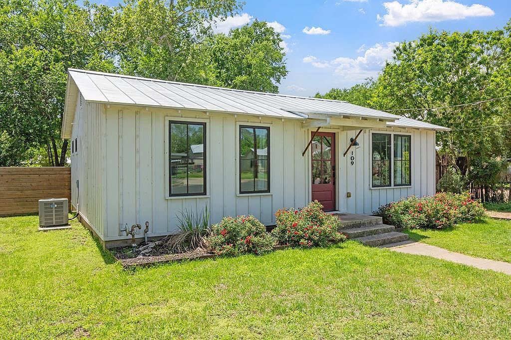 109 E Centre St Fredericksburg, TX 78624 - Thumbnail 2