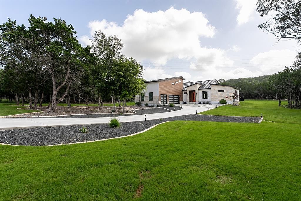 845 Coronado Dr Kerrville, TX 78028 - Thumbnail 2