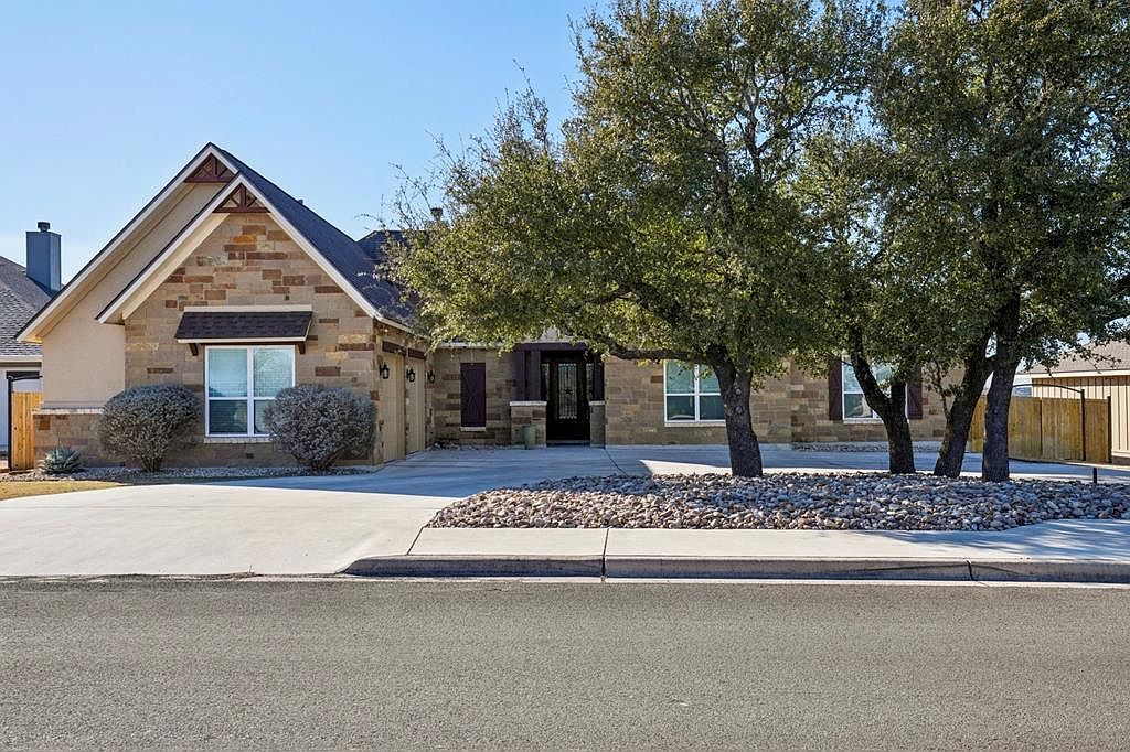 229 Yorktown Blvd Kerrville, TX 78028 - Thumbnail 2