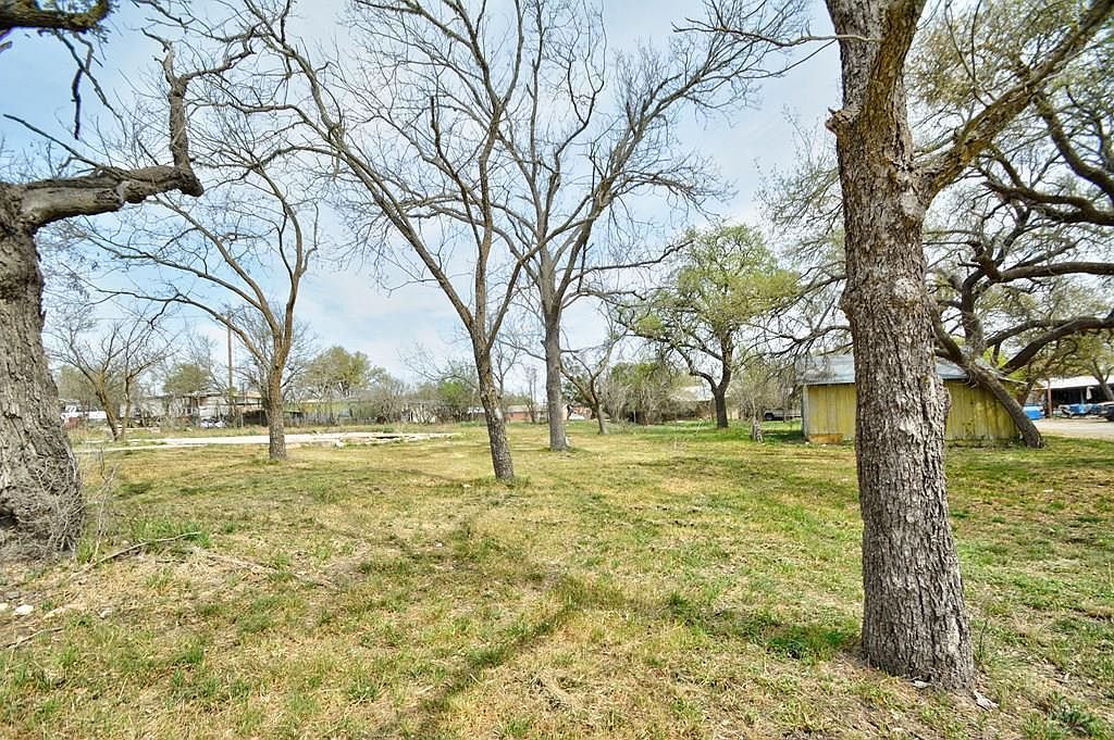 43 Well St Rocksprings, TX 78880 - Thumbnail 2